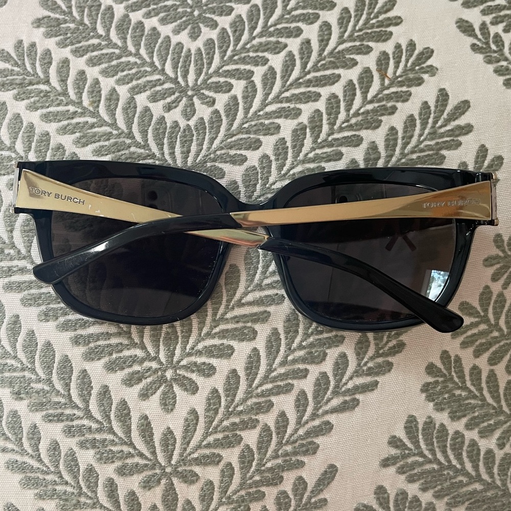 🧡Tory Burch🧡 Black Sunglasses with Bold Orange Case - Picture 2 of 9